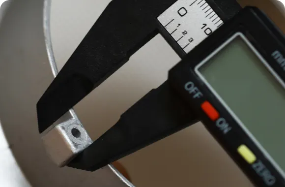 Medición con calibre digital de una pieza metálica