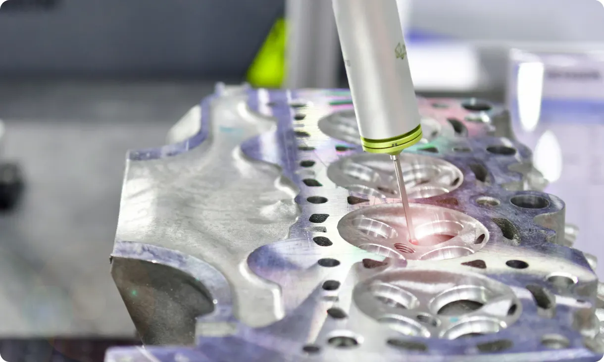 Máquina de medición por coordenadas (CMM) inspeccionando una pieza
