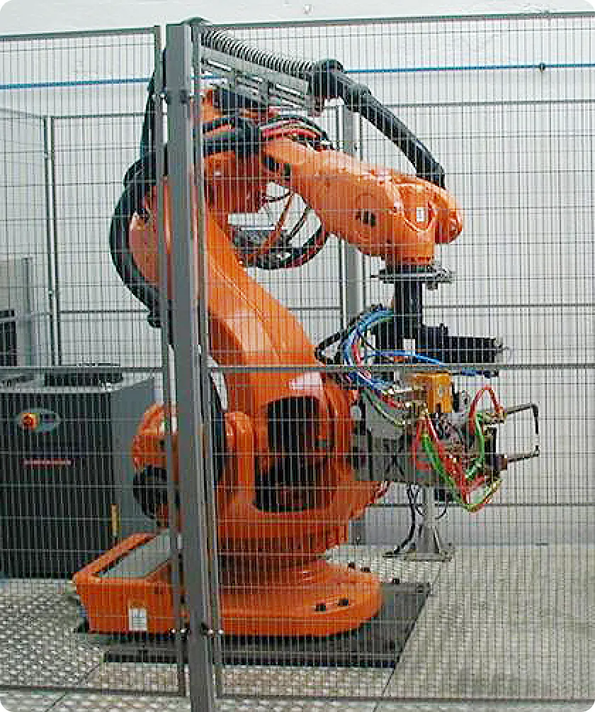 Robot de soldadura dentro de una célula robotizada
