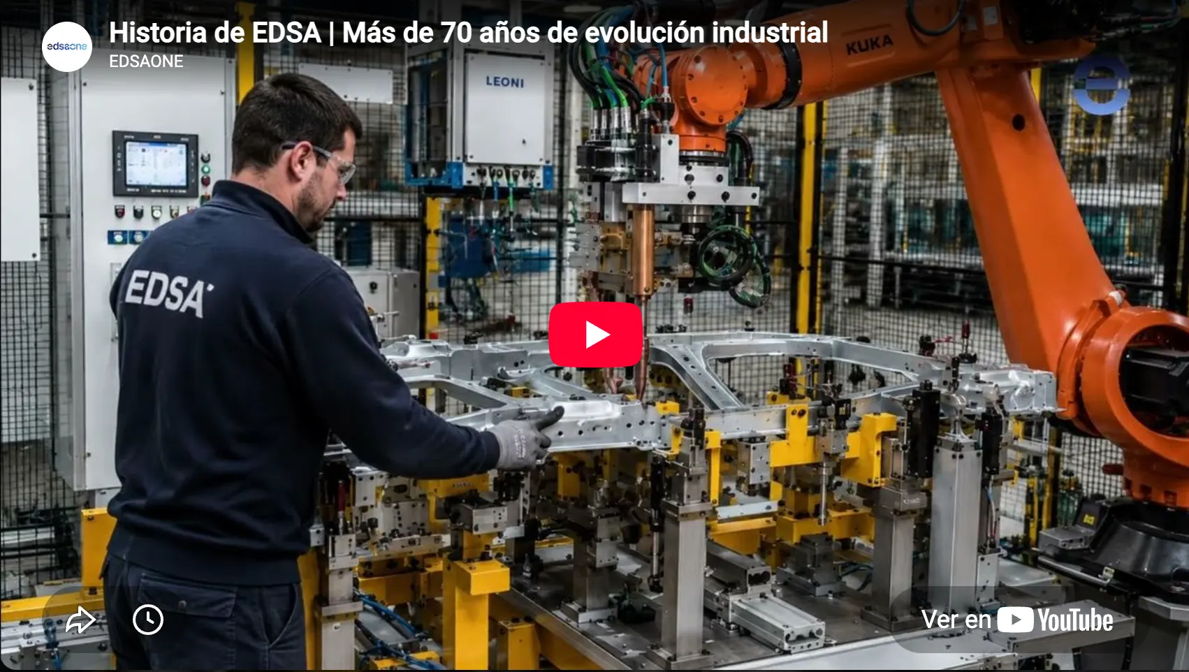 Operario trabajando junto a un robot de soldadura en la planta de EDSA