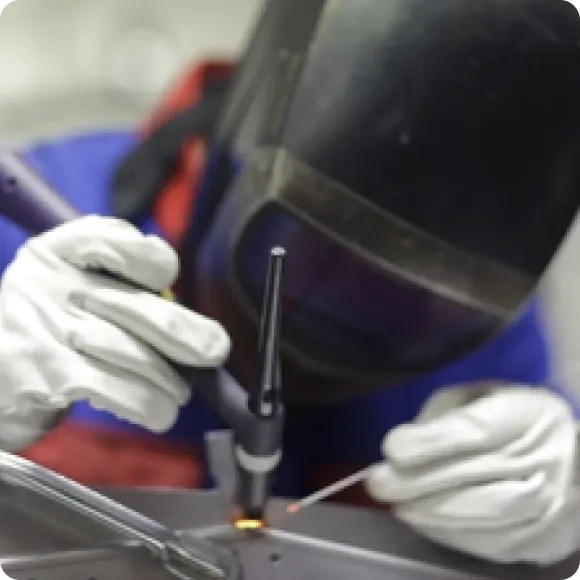 Soldador realizando una soldadura TIG con guantes de protección