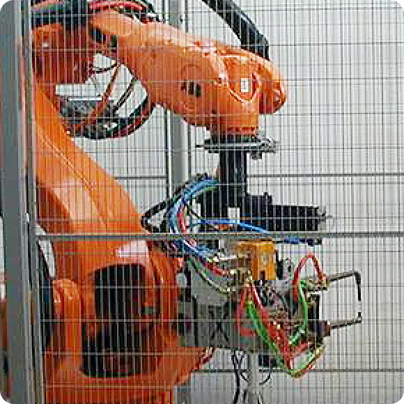Robot industrial en una celda de soldadura por resistencia